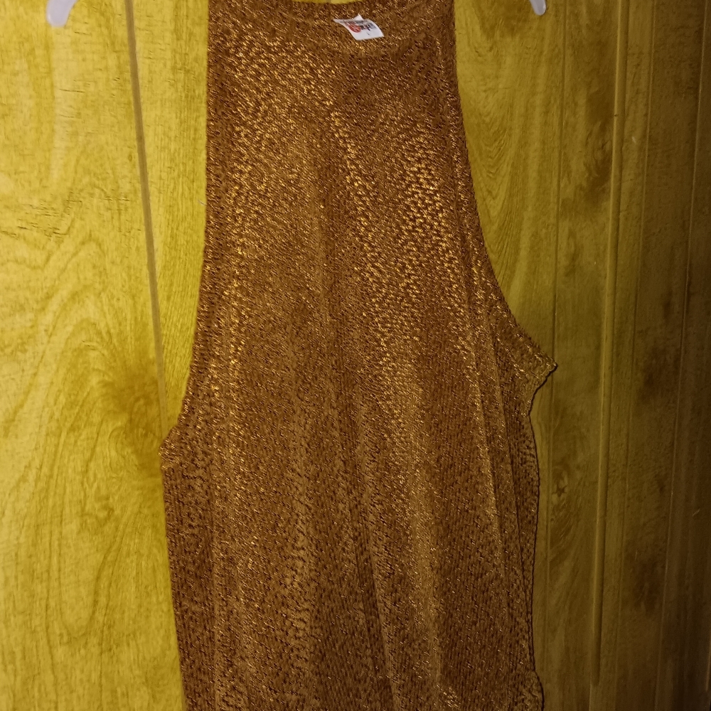 ZIG ZAG STRIPE WOMEN'S CUT OUT UPPER SIDES TOP. SIZE LARGE.